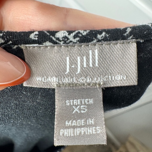 J. JILL Wearever Collection Abstract Print Asymmetrical Shark Bite Blouse XS - Picture 2 of 5